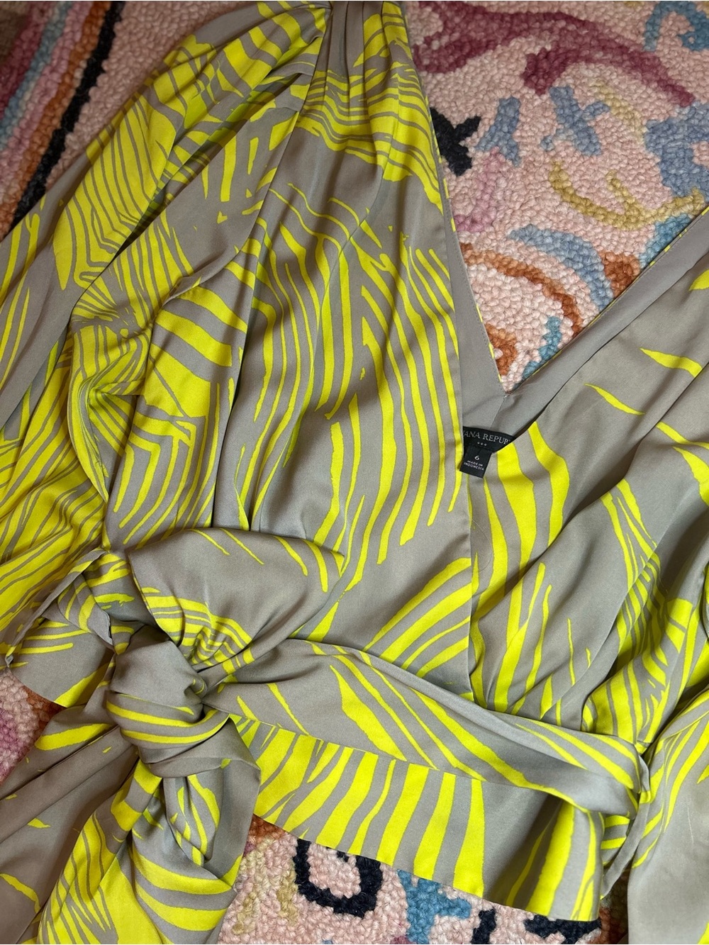 Banana Republic Satin Wrap Tie Blouse Abstract Gray Yellow V-Neck Puff Sz 6 - Picture 7 of 8